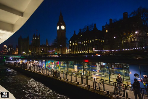 Westminster i Big Ben widziane z Tamizy