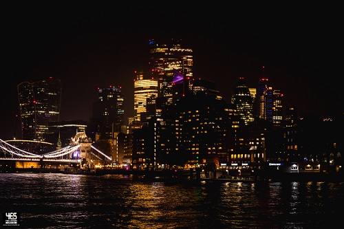 Nocna panorama Londynu nad Tamizą